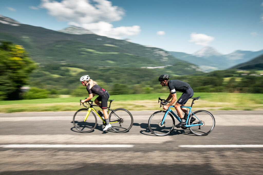 Cycliste sur les routes du massif des Bauges, Savoie