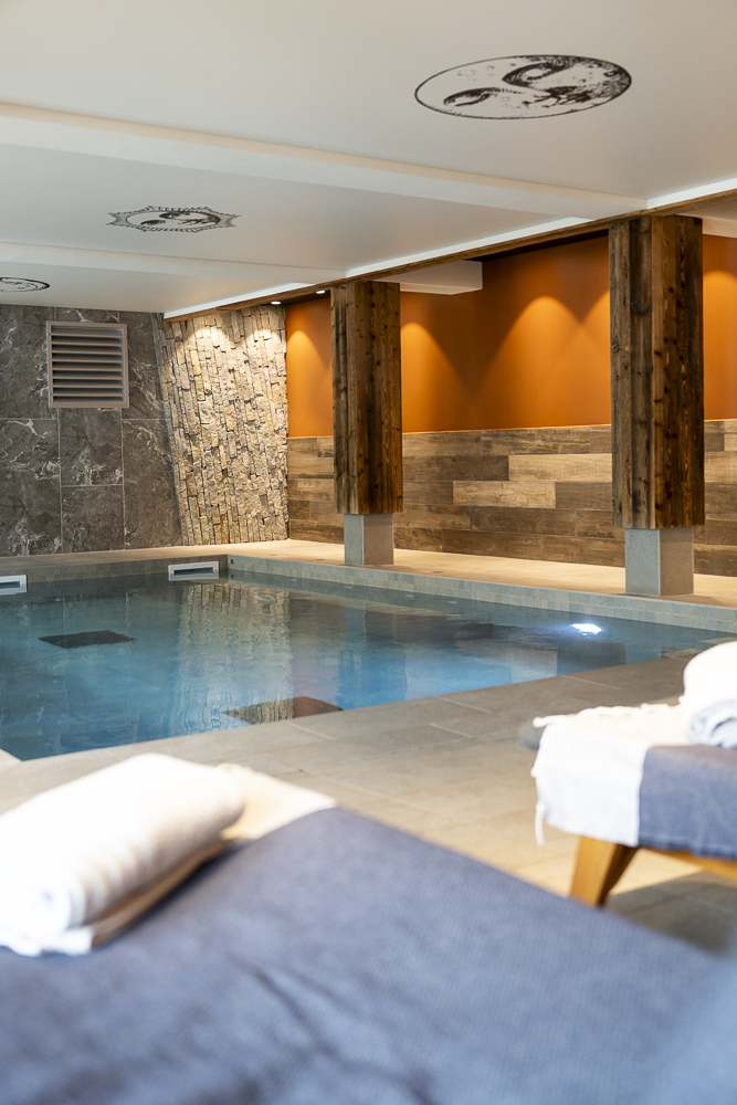 Piscine intérieur de l'espace bien-être et spa de l'hotel d'aillons et d'ailleurs dans les bauges