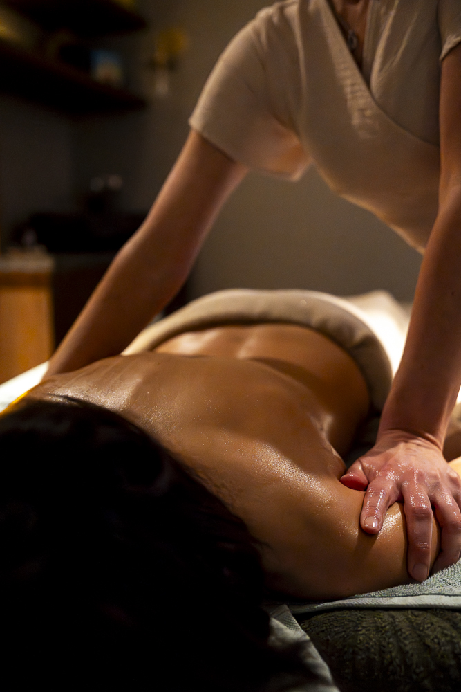 Massage du corps à l'espace bien-être de l'Auberge d'Aillon et d'Ailleurs, bon cadeau soin en Savoie