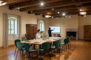 Salle de séminaire de la Chartreuse d'Aillon avec poutres apparentes et paperboard digital, team building près de Chambéry