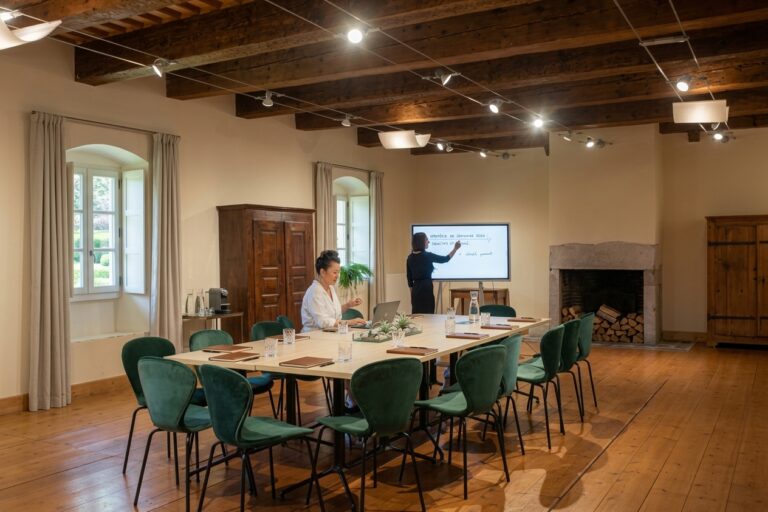 Salle de séminaire de la Chartreuse d'Aillon avec poutres apparentes et paperboard digital, team building près de Chambéry